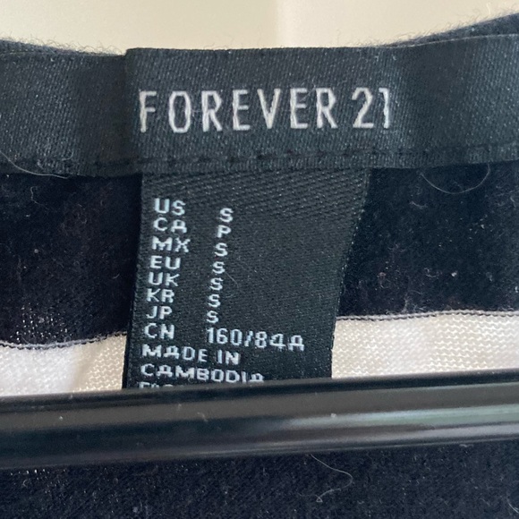 F21 black and white striped crop top - Picture 3 of 3